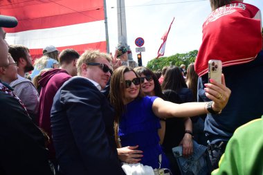 Riga, Letonya - 29 Mayıs 2023: Letonyalı buz hokeyi taraftarları ve vatandaşlar, 2023 IIHF Dünya Şampiyonası 'nda bronz madalya kazanan Özgürlük Anıtı' nda Letonya buz hokeyi takımını karşılıyorlar.