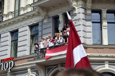 Riga, Letonya - 29 Mayıs 2023: Letonyalı buz hokeyi taraftarları ve vatandaşlar, 2023 IIHF Dünya Şampiyonası 'nda bronz madalya kazanan Özgürlük Anıtı' nda Letonya buz hokeyi takımını karşılıyorlar.