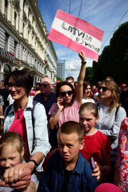 Riga, Letonya - 29 Mayıs 2023: Letonyalı buz hokeyi taraftarları ve vatandaşlar, 2023 IIHF Dünya Şampiyonası 'nda bronz madalya kazanan Özgürlük Anıtı' nda Letonya buz hokeyi takımını karşılıyorlar.