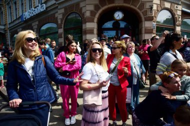 Riga, Letonya - 29 Mayıs 2023: Letonyalı buz hokeyi taraftarları ve vatandaşlar, 2023 IIHF Dünya Şampiyonası 'nda bronz madalya kazanan Özgürlük Anıtı' nda Letonya buz hokeyi takımını karşılıyorlar.