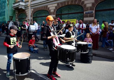 Riga, Letonya - 29 Mayıs 2023: Letonyalı buz hokeyi taraftarları ve vatandaşlar, 2023 IIHF Dünya Şampiyonası 'nda bronz madalya kazanan Özgürlük Anıtı' nda Letonya buz hokeyi takımını karşılıyorlar.