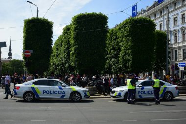 Riga, Letonya - 29 Mayıs 2023: Letonyalı buz hokeyi taraftarları ve vatandaşlar, 2023 IIHF Dünya Şampiyonası 'nda bronz madalya kazanan Özgürlük Anıtı' nda Letonya buz hokeyi takımını karşılıyorlar.