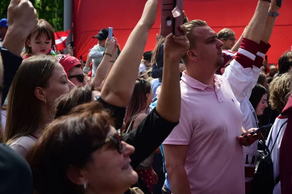 Riga, Letonya - 29 Mayıs 2023: Letonyalı buz hokeyi taraftarları ve vatandaşlar, 2023 IIHF Dünya Şampiyonası 'nda bronz madalya kazanan Özgürlük Anıtı' nda Letonya buz hokeyi takımını karşılıyorlar.