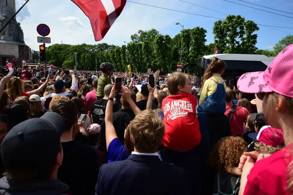 拉脱维亚里加 2023年5月29日 拉脱维亚冰球迷和市民欢迎拉脱维亚冰球队在自由纪念碑 赢得2023年Iihf世界锦标赛铜牌 — 图库照片