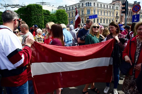 Riga Lettland Mai 2023 Lettische Eishockeyfans Und Bürger Begrüßen Die lizenzfreie Stockbilder