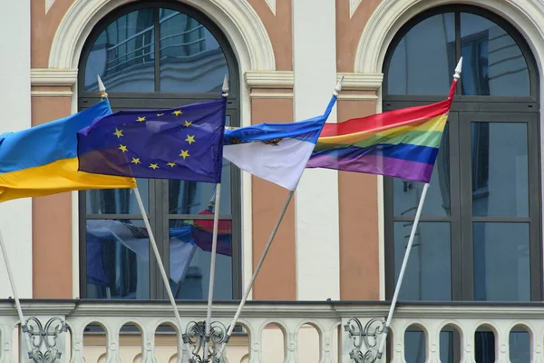 Bandera Ucrania Bandera Bandera Riga Bandera Del Arco Iris Cuelgan — Foto de Stock