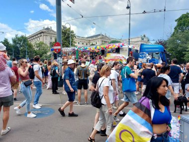 Viyana, Avusturya - 17 Haziran 2023: Viyana Onur Yürüyüşü, 2023 yılı ana caddelerden birinde yürüyen insanlarla gurur yürüyüşü. Viyana 'da eşcinsel gururu gösterisi