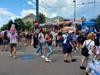 Viyana, Avusturya - 17 Haziran 2023: Viyana Onur Yürüyüşü, 2023 yılı ana caddelerden birinde yürüyen insanlarla gurur yürüyüşü. Viyana 'da eşcinsel gururu gösterisi