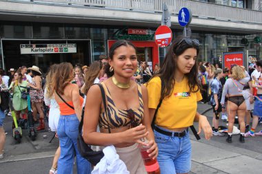 Viyana, Avusturya - 17 Haziran 2023: Viyana Onur Yürüyüşü, 2023 yılı ana caddelerden birinde yürüyen insanlarla gurur yürüyüşü. Viyana 'da eşcinsel gururu gösterisi