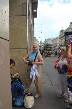 Viyana, Avusturya - 17 Haziran 2023: Viyana Onur Yürüyüşü, 2023 yılı ana caddelerden birinde yürüyen insanlarla gurur yürüyüşü. Viyana 'da eşcinsel gururu gösterisi