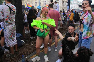 Viyana, Avusturya - 17 Haziran 2023: Viyana Onur Yürüyüşü, 2023 yılı ana caddelerden birinde yürüyen insanlarla gurur yürüyüşü. Viyana 'da eşcinsel gururu gösterisi