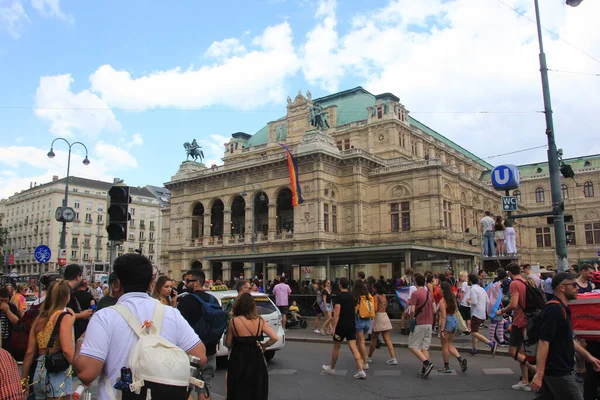 奥地利维也纳 2023年6月17日 维也纳骄傲游行 Vienna Pride Parade 2023年骄傲游行 人们在主要的城市街道上行走 维也纳市的同志骄傲示威活动 — 图库照片