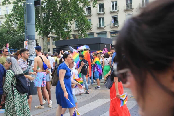2023 오스트리아 프라이드 퍼레이드 거리를 사람들 행진하는 2023 시에서의 동성애 — 스톡 사진