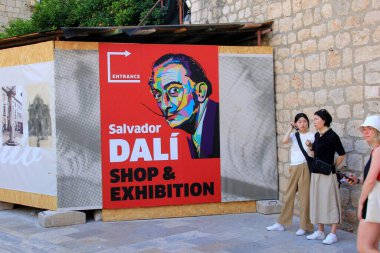 DUBROVNIK, CROATIA - 26 Haziran 2023: Dubrovnik, Hırvatistan 'daki Salvador Dali sergi posteri