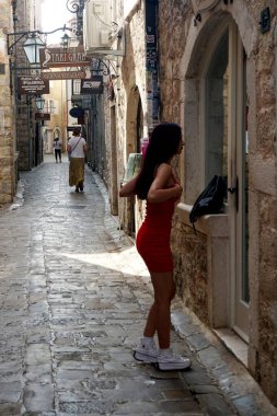 BUDVA, MONTENEGRO - 25 Haziran 2023: Karadağ 'ın eski Budva kenti, dar sokak, kafe ve avluları                               