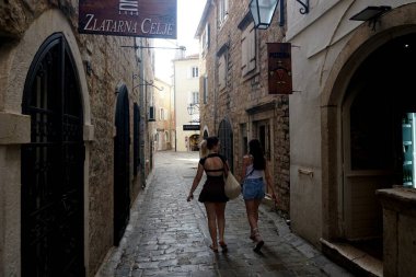             BUDVA, MONTENEGRO - 25 Haziran 2023: Karadağ 'ın eski Budva kenti, dar sokak, kafe ve avluları                   