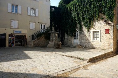             BUDVA, MONTENEGRO - 25 Haziran 2023: Karadağ 'ın eski Budva kenti, dar sokak, kafe ve avluları                   