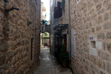 BUDVA, MONTENEGRO - 25 Haziran 2023: Karadağ 'ın eski Budva kenti, dar sokak, kafe ve avluları                                