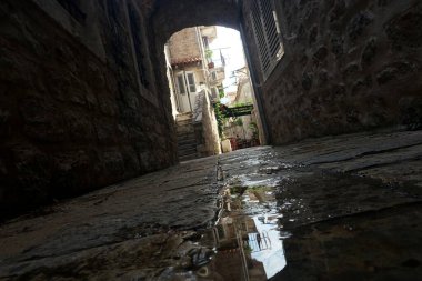 BUDVA, MONTENEGRO - 25 Haziran 2023: Karadağ 'ın eski Budva kenti, dar sokak, kafe ve avluları                                