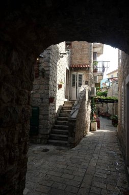 BUDVA, MONTENEGRO - 25 Haziran 2023: Karadağ 'ın eski Budva kenti, dar sokak, kafe ve avluları                                