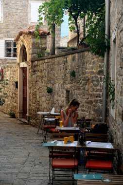         BUDVA, MONTENEGRO - 25 Haziran 2023: Karadağ 'ın eski Budva kenti, dar sokak, kafe ve avluları                       