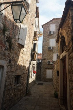         BUDVA, MONTENEGRO - 25 Haziran 2023: Karadağ 'ın eski Budva kenti, dar sokak, kafe ve avluları                       