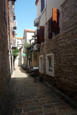         BUDVA, MONTENEGRO - 25 Haziran 2023: Karadağ 'ın eski Budva kenti, dar sokak, kafe ve avluları                       