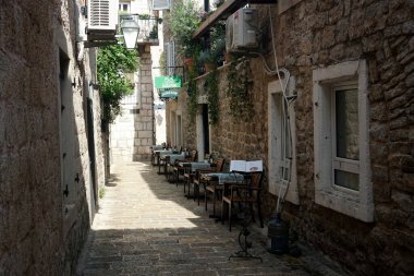     BUDVA, MONTENEGRO - 25 Haziran 2023: Karadağ 'ın eski Budva kenti, dar sokak, kafe ve avluları                           