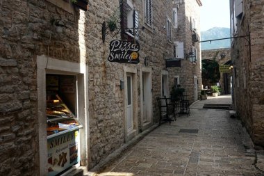     BUDVA, MONTENEGRO - 25 Haziran 2023: Karadağ 'ın eski Budva kenti, dar sokak, kafe ve avluları                           