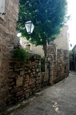     BUDVA, MONTENEGRO - 25 Haziran 2023: Karadağ 'ın eski Budva kenti, dar sokak, kafe ve avluları                           