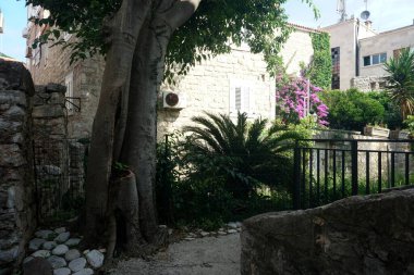     BUDVA, MONTENEGRO - 25 Haziran 2023: Karadağ 'ın eski Budva kenti, dar sokak, kafe ve avluları                           