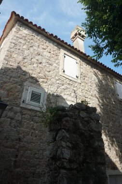     BUDVA, MONTENEGRO - 25 Haziran 2023: Karadağ 'ın eski Budva kenti, dar sokak, kafe ve avluları                           