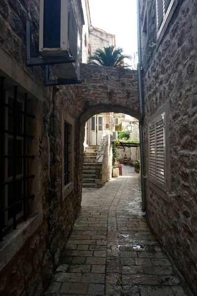 Budva Montenegro 2023年6月25日 黑山布德瓦老城 可以看到狭窄的街道 咖啡馆和庭院 — 图库照片