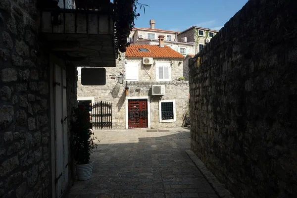 Budva Montenegro 2023年6月25日 黑山布德瓦老城 可以看到狭窄的街道 咖啡馆和庭院 — 图库照片