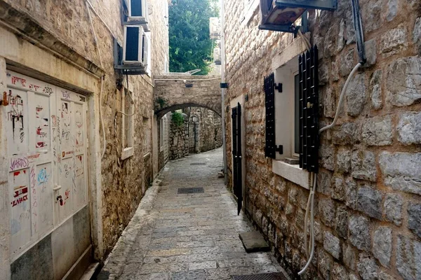 stock image     BUDVA, MONTENEGRO - JUNE 25, 2023: the old town of Budva, Montenegro, view narrow street, cafe and courtyards                           