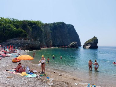 Budva, Karadağ - 21 Haziran 2023: Yaz boyunca Budva kasabası yakınlarındaki St. Nicholas adasında Hawaii plajı