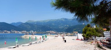 Budva, Karadağ - 21 Haziran 2023: Yaz boyunca Budva kasabası yakınlarındaki St. Nicholas adasında Hawaii plajı