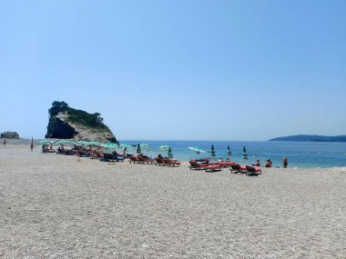 Budva, Karadağ - 21 Haziran 2023: Yaz boyunca Budva kasabası yakınlarındaki St. Nicholas adasında Hawaii plajı