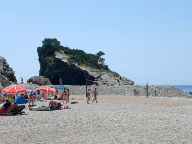 Budva, Karadağ - 21 Haziran 2023: Yaz boyunca Budva kasabası yakınlarındaki St. Nicholas adasında Hawaii plajı