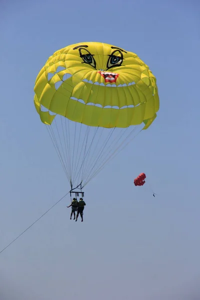 Parachutisme Dans Ciel Bleu Près Plage Budva Parachute Jaune Avec — Photo