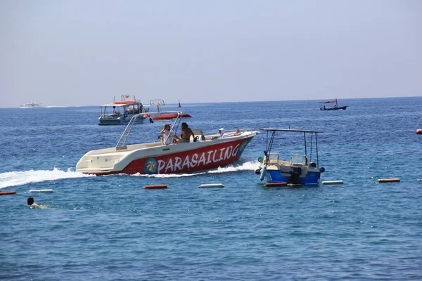 Будва Черногория Июня 2023 Года Рекреационные Яхты Море Рядом Пляжем — стоковое фото