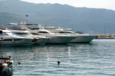 DUBROVNIK, CROATIA - 26 Haziran 2023: Parlak mavi su ve Adriyatik Denizi 'nde beyaz Norveç yolcu gemisi 