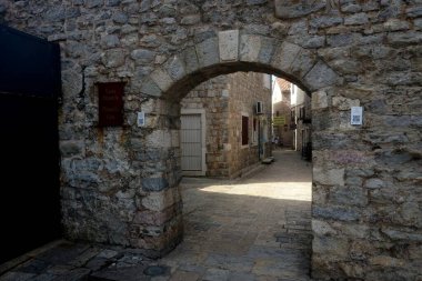 Budva, Karadağ - 25 Haziran 2023: Eski Budva sokakları, evler ve manzaralar, Budva eski kenti, Karadağ.