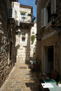 Budva, Karadağ - 25 Haziran 2023: Eski Budva sokakları, evler ve manzaralar, Budva eski kenti, Karadağ.                               