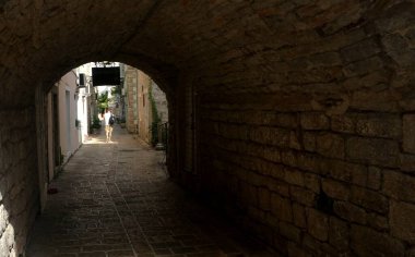 Budva, Karadağ - 25 Haziran 2023: Eski Budva sokakları, evler ve manzaralar, Budva eski kenti, Karadağ.                               