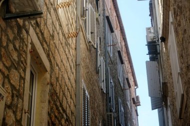 Budva, Karadağ - 25 Haziran 2023: Eski Budva sokakları, evler ve manzaralar, Budva eski kenti, Karadağ.                               