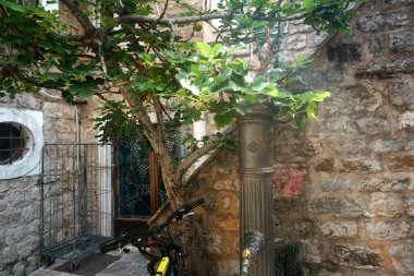                Budva, Karadağ - 25 Haziran 2023: Eski Budva sokakları, evler ve manzaralar, Budva eski kenti, Karadağ.                