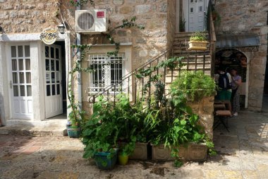                Budva, Karadağ - 25 Haziran 2023: Eski Budva sokakları, evler ve manzaralar, Budva eski kenti, Karadağ.                