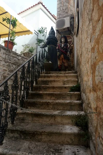 モンテネグロ バドヴァ 2023年6月25日 古い石造りの家の階段にあるカリブ海と死の彫刻の海賊 モンテネグロ — ストック写真