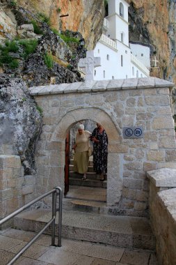 Ostrog, Karadağ - 26 Haziran 2023: Eski Ostrog manastırı Karadağ 'ın en popüler hac yeridir. Karadağ 'daki antik ortodoks manastırı